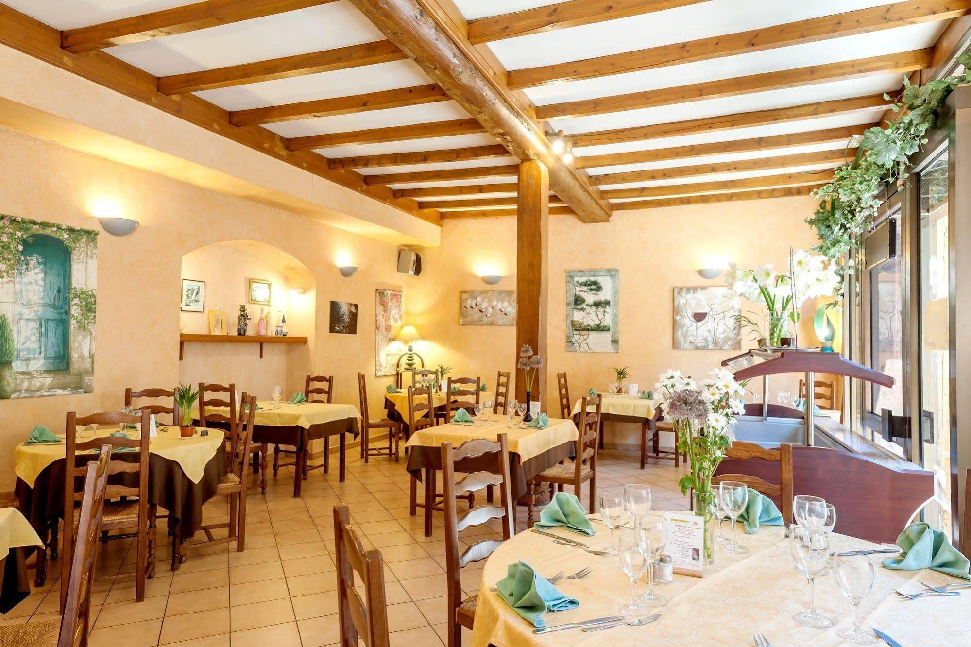 Hôtel Restaurant Le Saint Clément Saint-Clement-sur-Valsonne Exterior foto